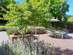 Privatgarten mit Grauwacke, Holz und Bepflanzung, Bj.2021