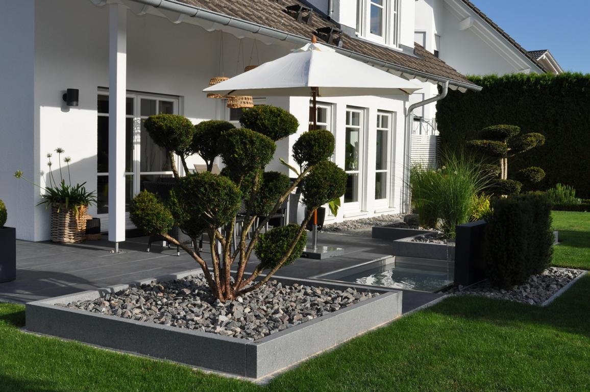 Terrasse mit Wasserbecken - stilsicher und top gepflegt