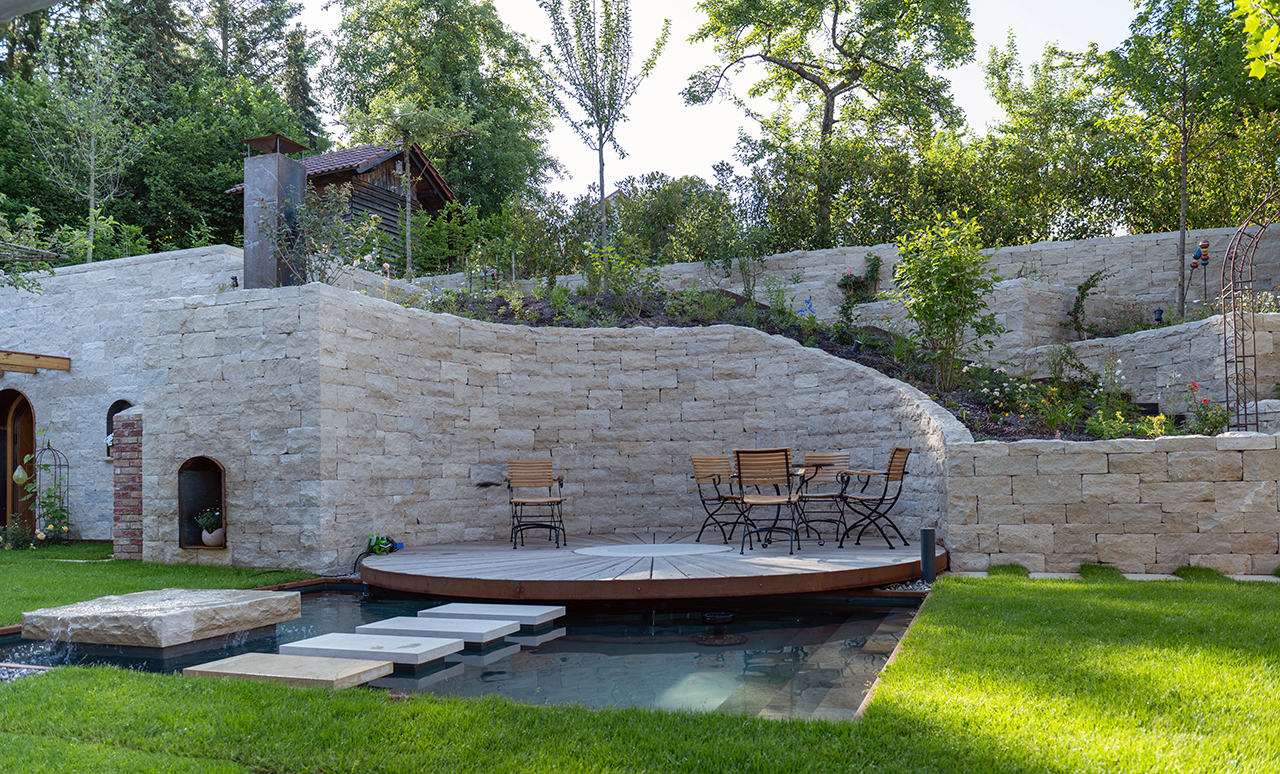  Kleine Terrasse am Wasser